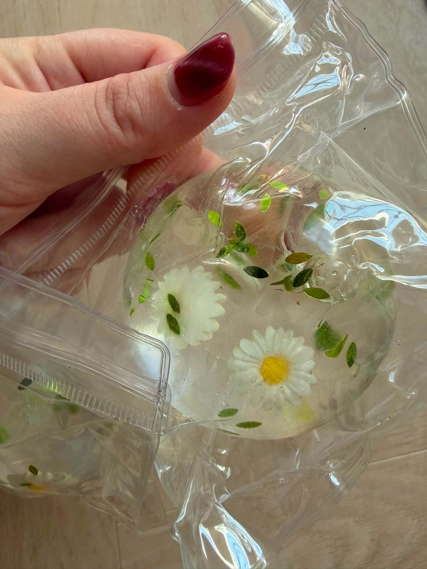 2 Squishy bollen met bloemetjes en groene blaadjes