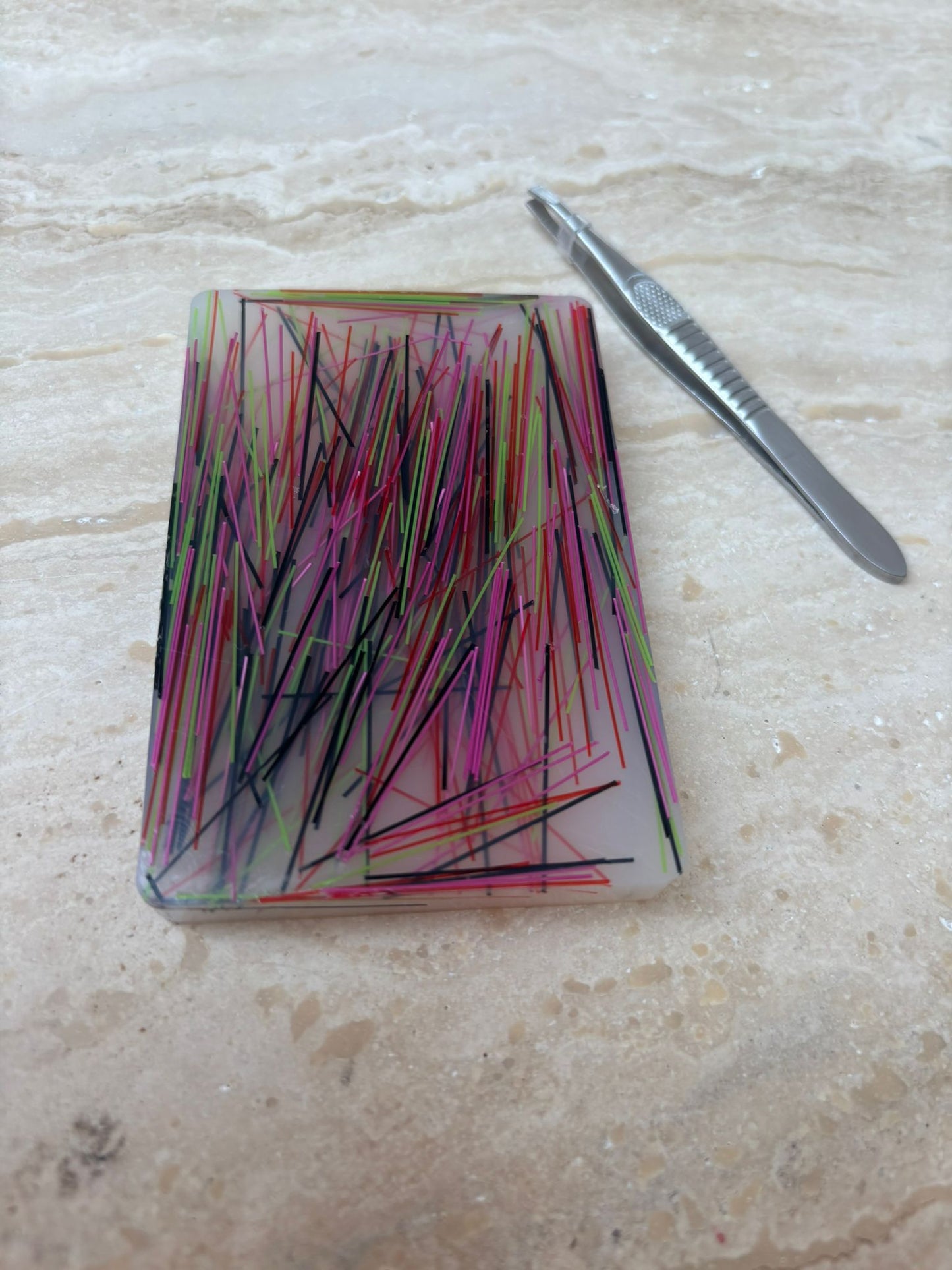 Haarplukmat met pincet zwart roze rood groen