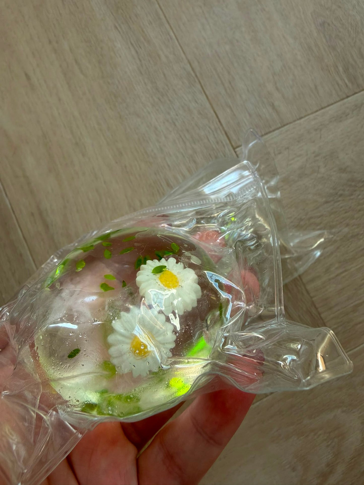 2 Squishy bollen met bloemetjes en groene blaadjes