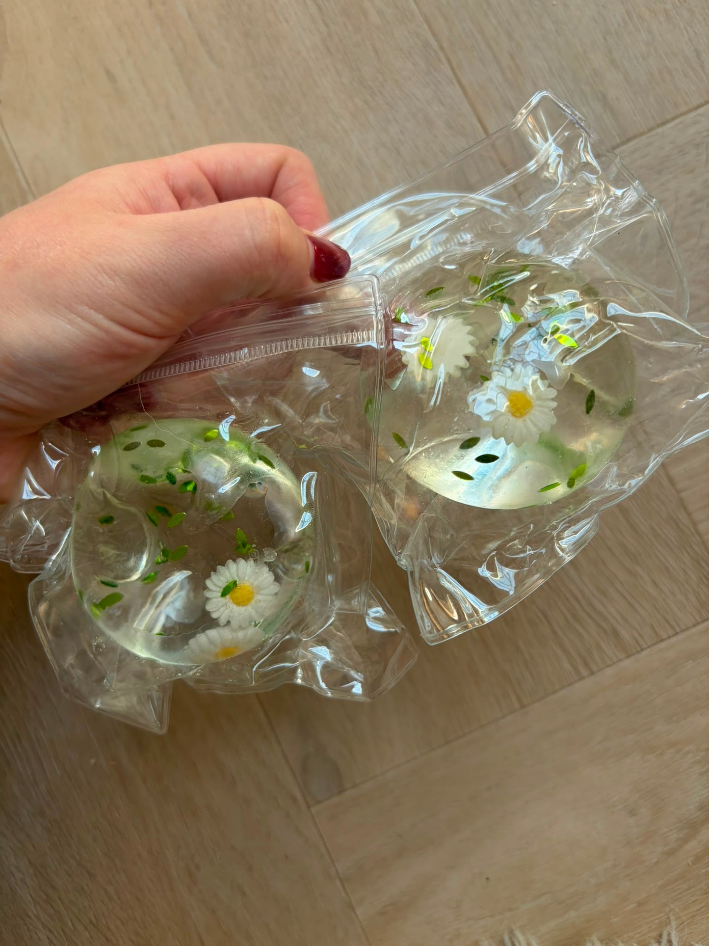2 Squishy bollen met bloemetjes en groene blaadjes