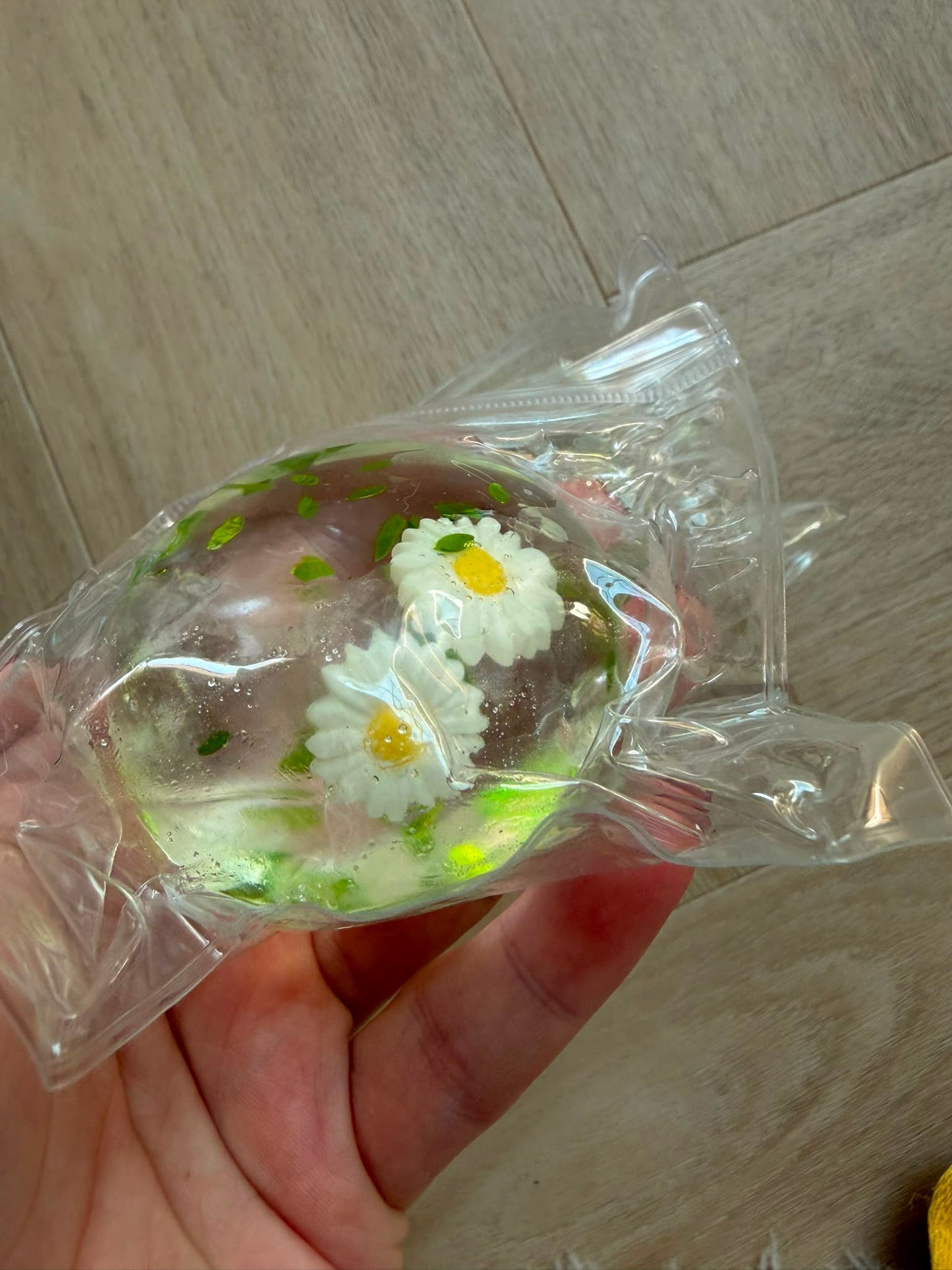 2 Squishy bollen met bloemetjes en groene blaadjes