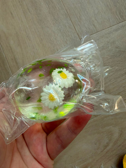 2 Squishy bollen met bloemetjes en groene blaadjes