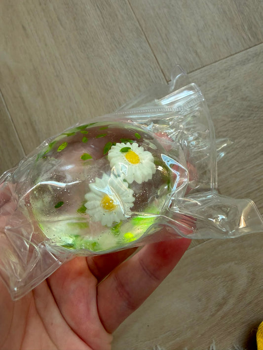 2 Squishy bollen met bloemetjes en groene blaadjes